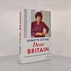 Buchtitel: "Annette Dittert - Dear Britain: Auf der Suche nach der Seele Großbritanniens". Frau in kariertem Blazer.
