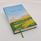 Katrin Zipse, Moosland, DuMont, Roman. Cover zeigt eine grüne Landschaft unter blauem Himmel mit Wolken.