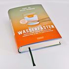 „Wasserfasten“ von Prof. Dr. Peter Schwarz, verspricht Heilung von Krankheiten. Ein Glas Wasser-Illustration vorne.