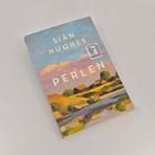 "Siân Hughes PERLEN" steht auf einem Buchcover mit einer Landschaftsillustration und blauem Himmel.