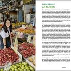 "LIEBESBRIEF AN TAIWAN" beschreibt kulinarische und kulturelle Eindrücke Taiwans. Links steht eine Frau auf einem Markt vor Obst.