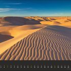 Kalenderansicht unten, gelb markiert: Sonntag, 7. und 21. Februar, Zahl rechts: 02. Sanddünenlandschaft unter blauem Himmel.