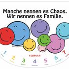 Text: "Manche nennen es Chaos. Wir nennen es Familie." Illustration: Bunte, lächelnde Gesichter und eine Kalenderwoche.