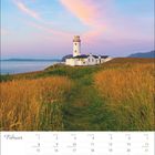 Kalenderseite Februar, Leuchtturm an Küste mit rosa Himmel und goldenen Feldern. Montag ist der 1., Sonntag der 7.