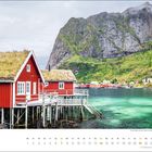 Kalender "februar". Rotes Holzhaus am Wasser, hohe grüne Berge im Hintergrund.