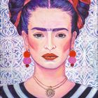 Text: „FEBRUAR“. Vordergrund: Frauenporträt mit großem bunten Kopftuch, roten Lippen und auffälligen Ohrringen.