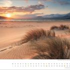 Kalenderblatt mit "februar". Darunter sind Daten markiert: der 7., 14., 21. und 28. Das Bild zeigt eine sandige Dünenlandschaft bei Sonnenuntergang.