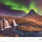 "FEBRUAR" und Kalendertage unten. Nordlichter tanzen über einem Berg, Wasserfall im Vordergrund.