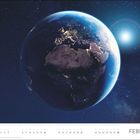FEBRUAR. Darunter ein Kalender mit Daten des Monats. Eine Illustration der Erde aus dem Weltall mit leuchtenden Städten.