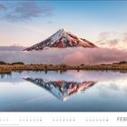 FEBRUAR. Kalenderansicht: Woche von Montag bis Sonntag. Natur: Schneebedeckter Berg, Wolken, Spiegelung im Wasser.