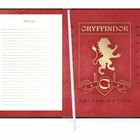 Notizen, GRYFFINDOR, COURAGE, BRAVERY, DETERMINATION. Ein rotes Buch mit Löwenemblem und linierten Seiten für Notizen.