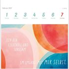 Februar 2027, Montag bis Sonntag. "Ich bin liebevoll und sorgsam im Umgang mit mir selbst." Abstrakte Farbkreise.
