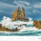FEBRUAR; Kalender mit stürmischer Meereslandschaft, Wellen brechen gegen Felsen vor einem bewölkten Himmel.