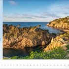 Auf dem Camí de Ronda: Text über die spanische Mittelmeerküste und Streckendetails. Küstenlandschaft mit Felsen und Meer.