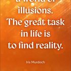 Zitat: „We live in a fantasy world... to find reality.” Iris Murdoch. Kalender für Februar vor heller oranger Struktur.