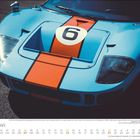 Februar-Kalender mit einem blauen Rennwagen, orange Streifen und der Nummer 6 auf der Haube. Monatsübersicht unten.