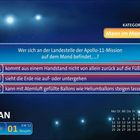Text: Kategorie "Mann im Mond". Frage: Wer sich an der Landestelle der Apollo-11-Mission auf dem Mond befindet...? Optionen A, B, C. Januar, KW 53, Neujahr, Freitag.