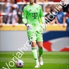 Großer Text: "Vorjahresabbildung". Name oben links: "Manuel Neuer". Kalender unten mit Tagen und Februar. Spieler in grüner Torwartkleidung.