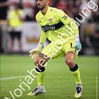 Aufschrift: "Fabian Bredlow", "Vorjahresabbildung", "Februar". Ein Torwart in gelbem Trikot kniet auf einem Fußballfeld.