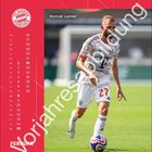 Ein Fußballer in einem Bayern München-Trikot, Konrad Laimer, dribbelt den Ball. Links ist ein Februar-Kalender.