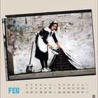 "FEB" steht oben links, darunter ein Kalender. Illustration: Eine Dienstmagd fegt Staub unter einen Vorhang an der Wand.