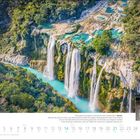 "Türkis glitzert das Wasser unterhalb des Tamul-Wasserfalls in Mexiko." Kalender für Februar, Bild von Wasserfällen und Wald.