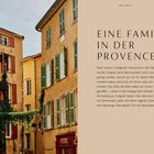 EINE FAMILIE IN DER PROVENCE; Fassaden bunter Gebäude mit Fensterläden und Kletterpflanzen in einem gemütlichen Dorf.
