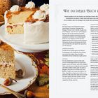 Links: Ein Stück helle Torte auf einem Teller. Rechts: Text über die Verwendung eines Kochbuchs.