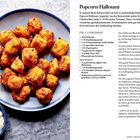 "Popcorn-Halloumi" oben, Rezept- und Zubereitungstext rechts, links knusprige Halloumi-Würfel auf Teller, unten Dip.