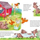 Vor einem roten Hühnerstall sind Hennen. Zwei Tiere flüchten auf einer Decke, während Eier gelegt werden.