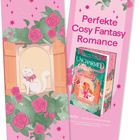 Perfekte Cosy Fantasy Romance. Illustration: Ein weißer, lächelnder Kater mit Schleife sitzt in einem Fensterrahmen, umgeben von Rosen.