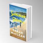 "Die perfekte Lektüre für diesen Sommer." ALI HAZELWOOD. Summer Storms. Roman Sarah Maclean. lubbe. Strand mit vier Personen.