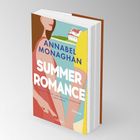 "ANNABEL MONAGHAN SUMMER ROMANCE" steht groß auf einem Buchcover. Darunter eine moderne Illustration von zwei Personen vorm Haus.