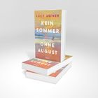 „Lucy Astner, Kein Sommer ohne August, Roman, Lübbe.“ Cover zeigt zwei Personen am Strand vor einem farbenfrohen Himmel.