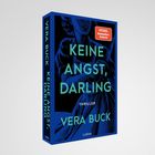 Buchtitel: "Keine Angst, Darling" von Vera Buck. Thriller. Illustration einer Frau in Blau mit erhobenem Messer.