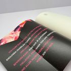 Text auf schwarzem Hintergrund: "ICH HABE DAS GEFÜHL, ALS OB ICH IN EINEM ENDLOSEN, DUNKLEN TUNNEL GEFANGEN BIN UND MICH ...". Links bunte Muster.