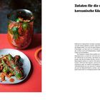 Rechts "Wang Mandu", dampfender Topf, Gedämpftes Essen, links viel Dampf, asiatisches Restaurant, warme Lichter.