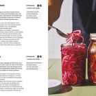 Titel: Eingelegte Zwiebeln und Eingelegte Chilis. Rezepte mit Zutaten und Zubereitung. Foto: Gläser mit eingelegtem Gemüse.