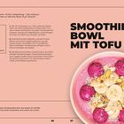 Smoothie-Bowl mit Tofu: Rezept für 4 Personen. Zutaten: TK-Himbeeren, Seidentofu, Honig, Haferflocken, Drachenfrucht, Banane, Weizenkleie, Kokos-Chips, Pistazien. Tipp: Seidentofu cremig und fluffig. Rechts bunte Smoothie-Bowl mit Drachenfrucht und Nüssen.