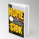 „HOME SICK“ in großen gelben Buchstaben; „Silvia Saunders“ darunter. Illustration: Frau auf einem Sofa vor Fenster.