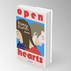 "Open Hearts" und "Roxy Dunn" sind in roten, stilisierten Buchstaben auf einem Buchcover. Eine Illustration zeigt zwei Personen.