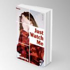 Text: "Just Watch Me", "Roman", "Lior Torenberg", "pola". Ein Buch mit einem abstrakten Cover, Frau hält Hände vor dem Gesicht.