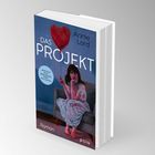 „DAS PROJEKT“ von Annie Lord. Ein Gemälde einer Frau mit einem roten Herzballon, sitzend auf einem Sofa.