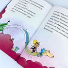 Zwei Figuren, eine mit gelbem Hut, reiten auf einer Schlange durch bunte Wolken. Textdialog ist auf beiden Seiten.