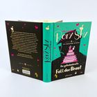 Titel: "Rory Shy: Der schüchterne Detektiv - Der geheimnisvolle Fall der Braut" von Oliver Schlick. Ein grünes Buchcover mit einer rosa Hochzeitstorte.