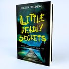 Text: "ELENA RIEDING", "LITTLE DEADLY SECRETS", "BESTE FREUNDE BIS ZUM TOD", "ueberreuter". 
Cover: Ein Steg führt in einen dunklen See.