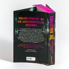 "TÖDLICHE RIVALITÄT UND EIN JAHRHUNDERTALTES GEHEIMNIS" steht auf einem Bucheinband. Der Buchrücken zeigt "DIE BIBLIOTHEK".