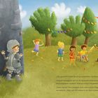 „Puh, geschafft! Heute bin ich gut vorbereitet..." Ein als Ritter verkleidetes Kind schaut zu spielenden Kindern mit einem König im Wald.