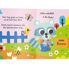 Auf der linken Seite steht: "Der Tag geht zu Ende, es ist Zeit fürs Bett. Doch zuerst räumen wir die Spielsachen weg." Rechts: "Schön ordentlich in die Kiste! Benno" Ein Waschbär hält ein Spielzeugauto, während er neben einer Spielzeugkiste sitzt, umgeben von farbenfrohen Blumen und Insekten.