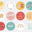 "Ich bin mutig & stark", "Fühl dich willkommen, kleiner Mensch"; Illustrationen von Tieren, Sonnen, Luftballons, Regenbogen.